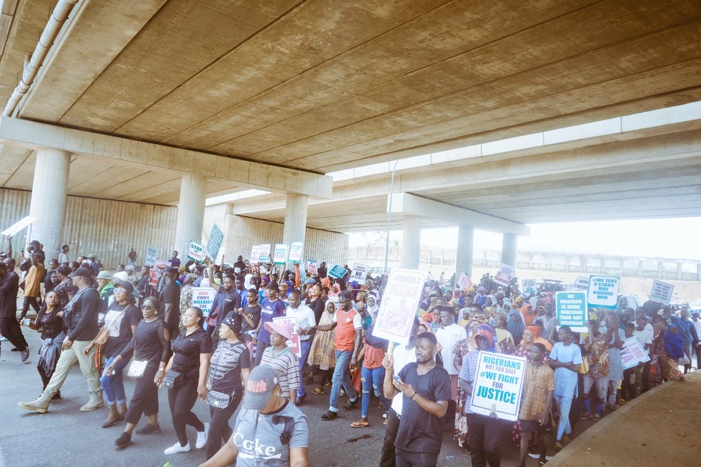 OselokaHObaze's tweet photo. In pressing matters of National Interest, the citizens of a nation must stand up and speak up; otherwise inalienable rights and ordered liberties will be truncated. Save Nigeria's Democracy. https://t.co/Hc0lVwq3Bd