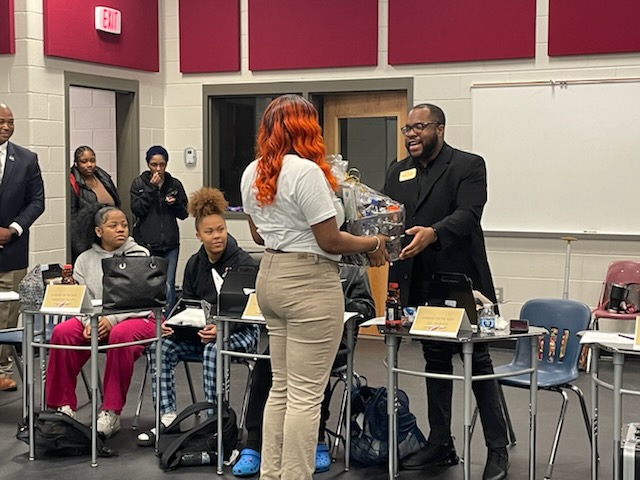 WHS_Seminoles's tweet photo. BCSD Board President and Seminole alumnus Juawn Jackson joined students, staff, & parents for today’s “Westside On The Table” Conference. Participants focused on ways to facilitate positive change in the school & community. @BibbSchools
#BibbVIP #Built4Bibb #OnTheTableMacon https://t.co/8HBi8vCdbI
