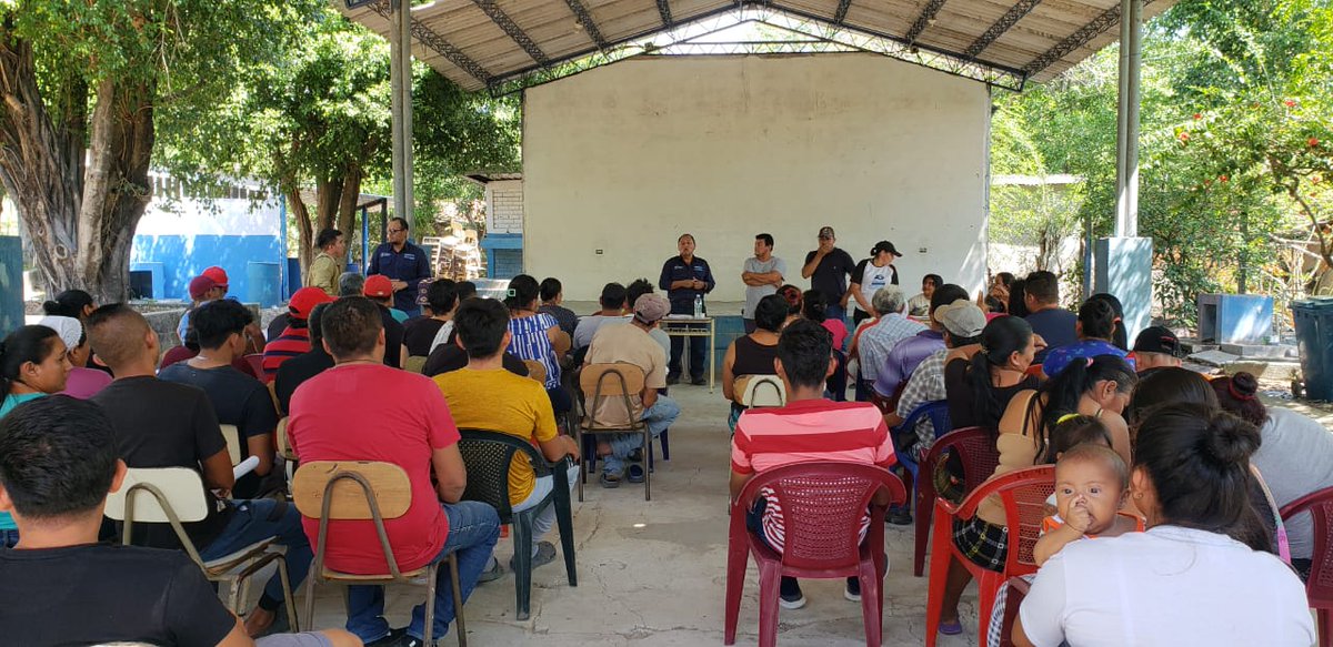 FermanPalacios's tweet photo. #Cendepesca continua #encampo con las Jornadas de renovación y entrega de autorizaciones, notificaciones y renovaciones a pescadores individuales. Cantón Santa Bárbara, El Paraíso, Chalatenango. @AgriculturaSV #pescaartesanal #pescadores #carnetizacion https://t.co/vMbLBJehGY