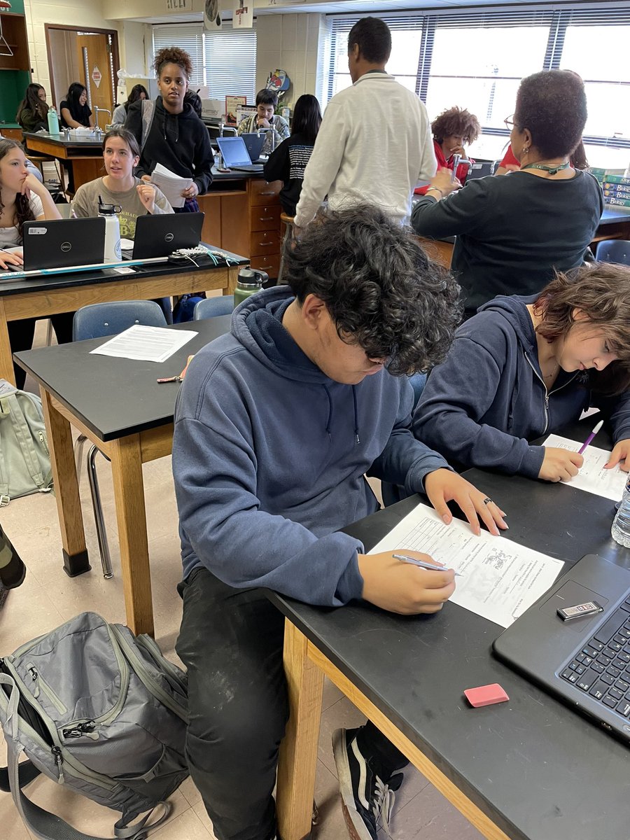 MsBasl_FCHS's tweet photo. Let’s talk about DNA! SOL review session 4 has taken off! FC students have DRIVE TO SUCCEED in biology 🧬🔬#wearefc @FallsChurchHS @FCPSR2 @FCPSScience https://t.co/C145Uo7ZiT