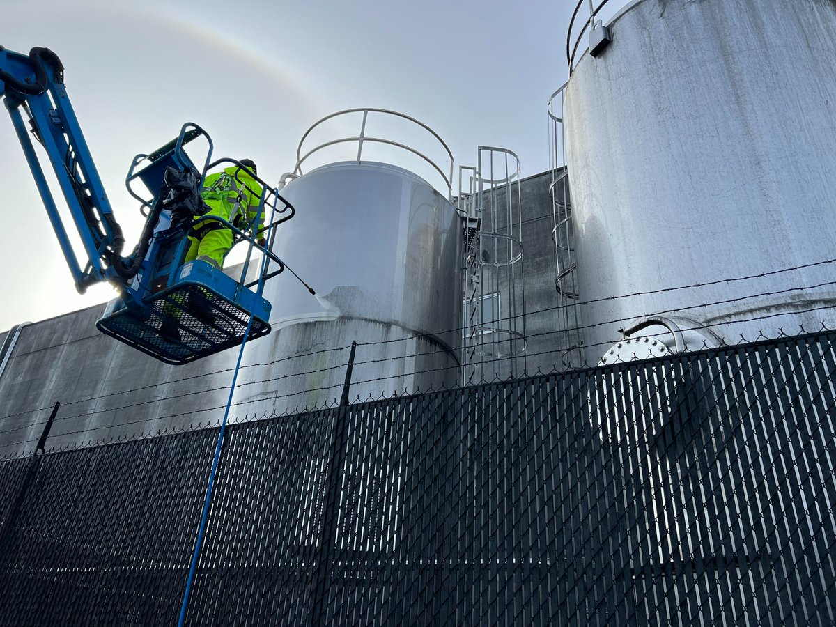 DetailedCC's tweet photo. Tank Pressure Washing #tankcleaning #localbusiness #watertankcleaning #disinfectant #housekeeping #industrialcleaning #watertank #cleaningservice #tankcleaningservices #pressurewashing #cleaning #sanitization https://t.co/1AmM31ktz2