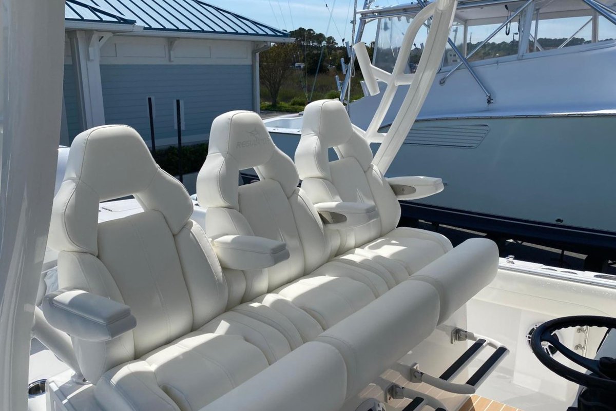 "Reel Shore" is an immaculate 2022 Regulator 37 with only 72 hours in Ocean City, MD! This boat was optioned out from the factory, and has been further upgraded with extra plugs for electric reels, a pair of ICOM VHF radios, FLIR, and a custom bait board.
hubs.ly/Q01Jzhzp0