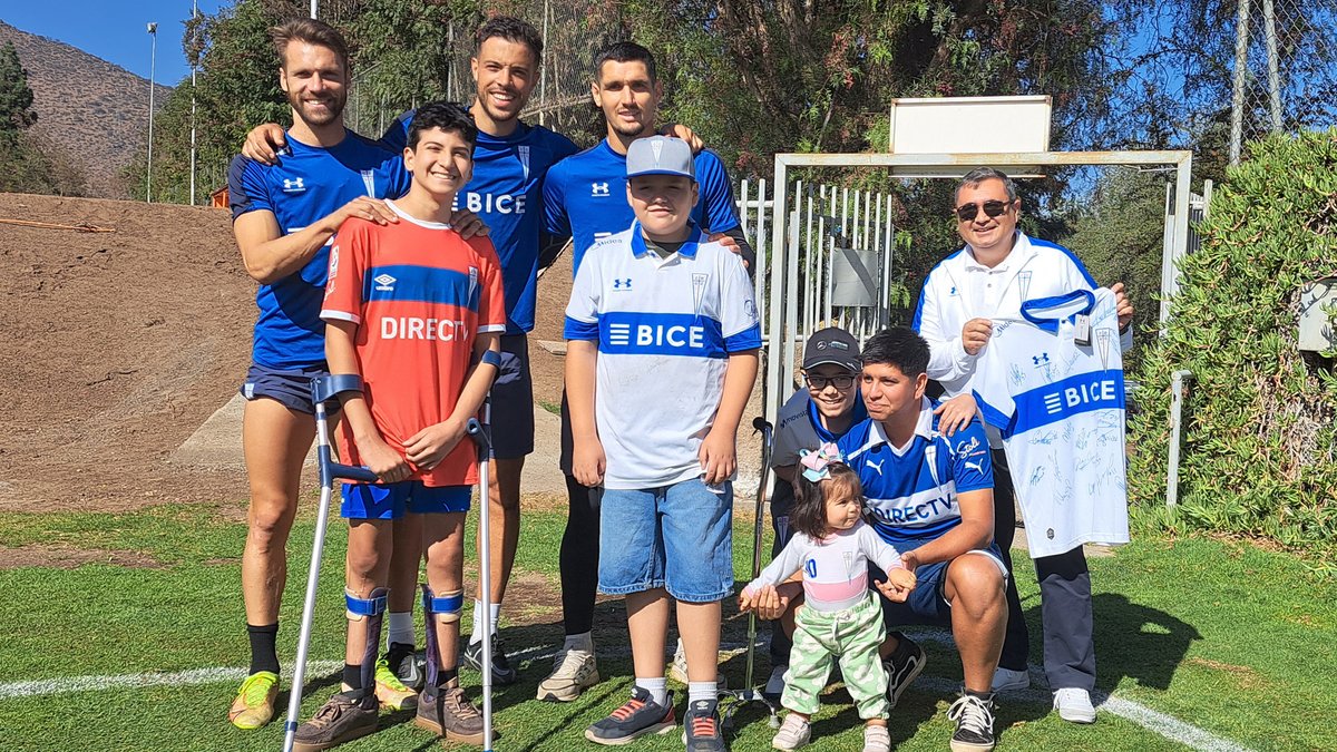 Cruzados's tweet photo. Conociendo a #LosCruzados 🤍💙

En el entrenamiento de hoy, recibimos a los pequeños Milovan, Esteban y Vicente para sellar la última parte de la #Rifaton de @InclusionCruza2, la de compartir y tomarse fotos junto al Plantel de La Franja ⚪🔵

¡Lo pasamos de 🔟! 🥳 https://t.co/VU2mtYQOrM