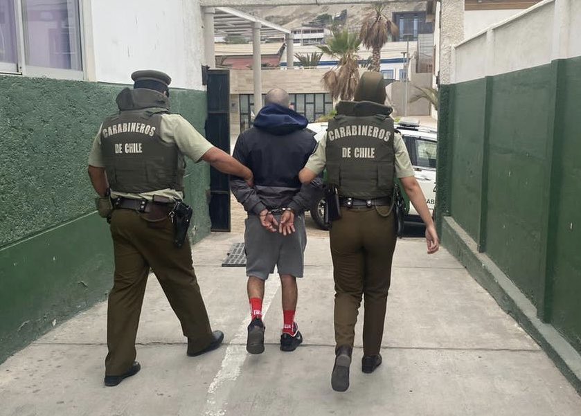 CarabIIIRegion's tweet photo. #Chañaral: Despliegue operativo de @CarabIIIRegion permitió detener banda dedicada a la receptación de 🚙. Detenidos 2 chilenos y 1 colombiano, quienes se movilizaban en 🚘 con encargo, adulterados y patentes falsas. Además portaban municiones.
💪 Comprometidos con la seguridad. https://t.co/gj8VeufvDN