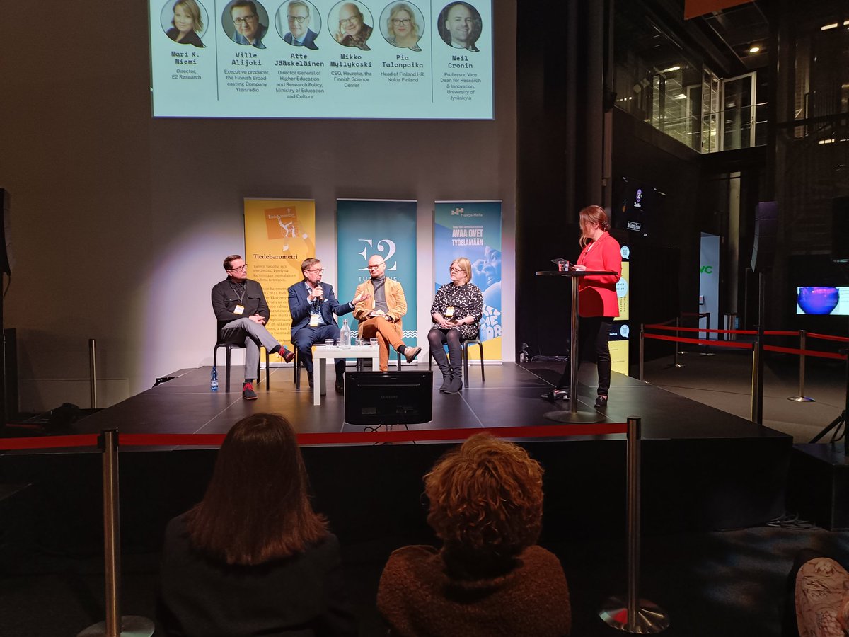 juhtapi's tweet photo. Kiitos #ScienceNightLive! Loistava aloite ja älyttömän mielenkiintoisia tutkimusprojekteja pitchauskisassa. SUURI peukku! 👍 https://t.co/9VgggccBJR