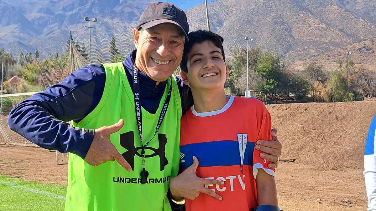Cruzados's tweet photo. Conociendo a #LosCruzados 🤍💙

En el entrenamiento de hoy, recibimos a los pequeños Milovan, Esteban y Vicente para sellar la última parte de la #Rifaton de @InclusionCruza2, la de compartir y tomarse fotos junto al Plantel de La Franja ⚪🔵

¡Lo pasamos de 🔟! 🥳 https://t.co/VU2mtYQOrM