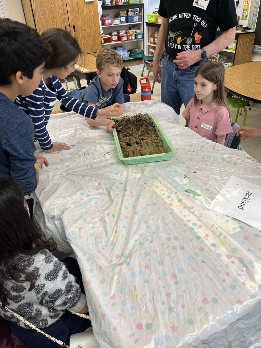 MrsNicholsonGBW's tweet photo. Soil presentation by Green Spring Gardens. Awesome in-house field trip! 🪴#GBWpride #FCPA  #GreenSpringGardens https://t.co/BZdzQrBy0x