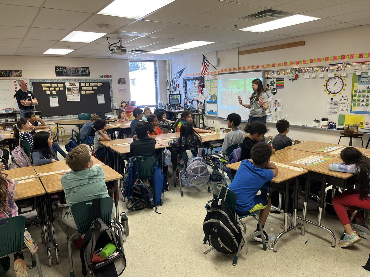 MrsNicholsonGBW's tweet photo. Soil presentation by Green Spring Gardens. Awesome in-house field trip! 🪴#GBWpride #FCPA  #GreenSpringGardens https://t.co/BZdzQrBy0x