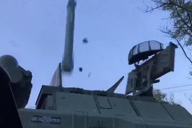 diepicer's tweet image. «Работа по модернизации «Тор-М2» проводится постоянно. Система совершенствуется, как и ее способности поражать только появляющиеся сейчас воздушные цели», - рассказал генеральный директор ИЭМЗ «Купол» Фанил Зиятдинов  #ИЭМЗКупол #модернизация #ТорМ2
ru-pvo.livejournal.com/328831.html
.