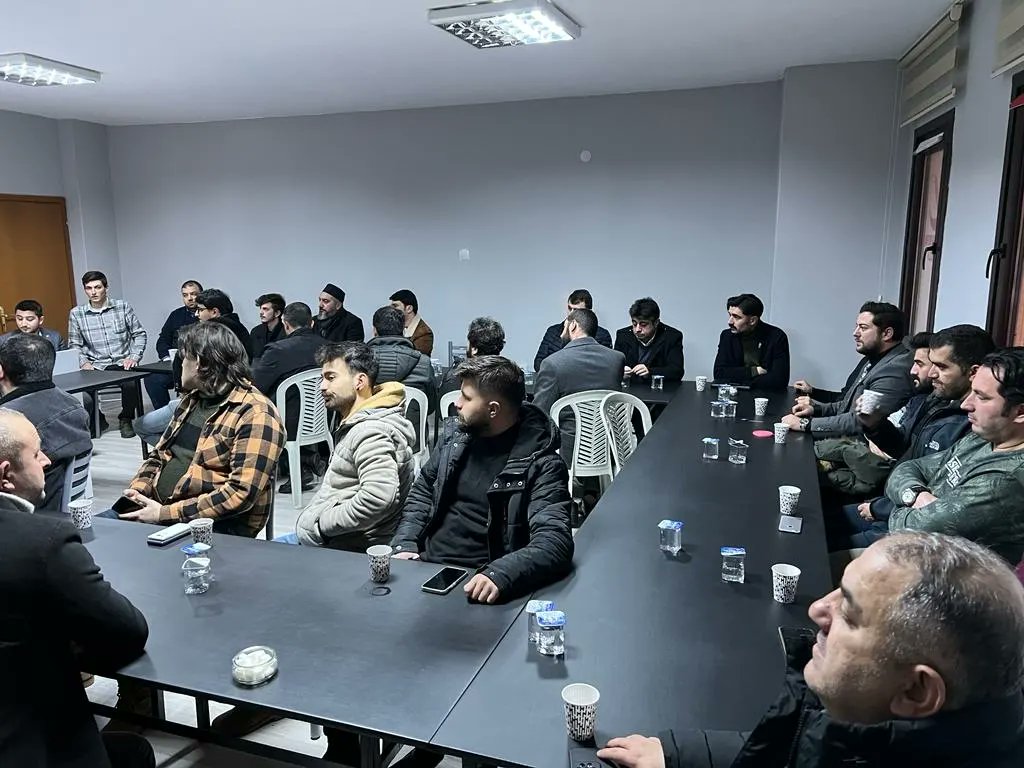 rptuzla's tweet photo. Teşkilatımızda verdiğimiz iftar sonrası haftalık Yönetim Kurulu Toplantımızı gerçekleştirdik. Bu vesile ile İYİ Partiden istifa edip partimize geçiş yapan Ömer DEMİR beye MKYK üyemiz Erhan Erdoğan bey rozetini takdim etti.

@SerdarSabuncu53 @erbakanfatih  

#yenidenrefahpartisi https://t.co/e8g4ES7Q3K