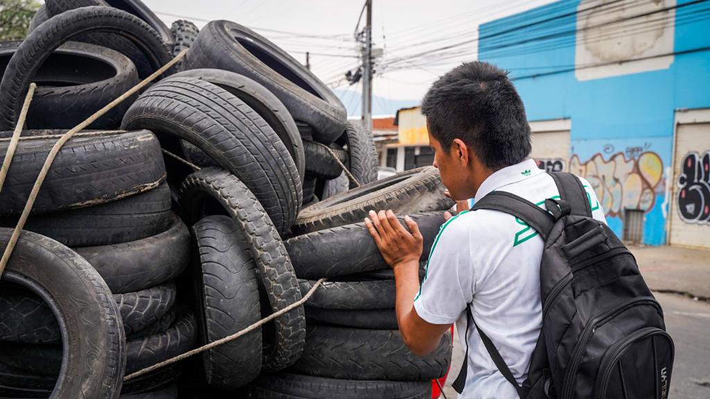 CORMACARENA's tweet photo. #ElMetaLoVale | Compartimos algunos momentos de la recolección de llantas en los sectores Parcelas del Progreso, Alkosto y Cofrem, en Villavicencio.
Una labor que nos permite limpiar calles y áreas naturales del municipio al disponer adecuadamente este elemento. 🌱💪🏻🌎 https://t.co/ywXI1hsPww