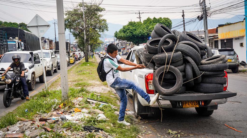 CORMACARENA's tweet photo. #ElMetaLoVale | Compartimos algunos momentos de la recolección de llantas en los sectores Parcelas del Progreso, Alkosto y Cofrem, en Villavicencio.
Una labor que nos permite limpiar calles y áreas naturales del municipio al disponer adecuadamente este elemento. 🌱💪🏻🌎 https://t.co/ywXI1hsPww