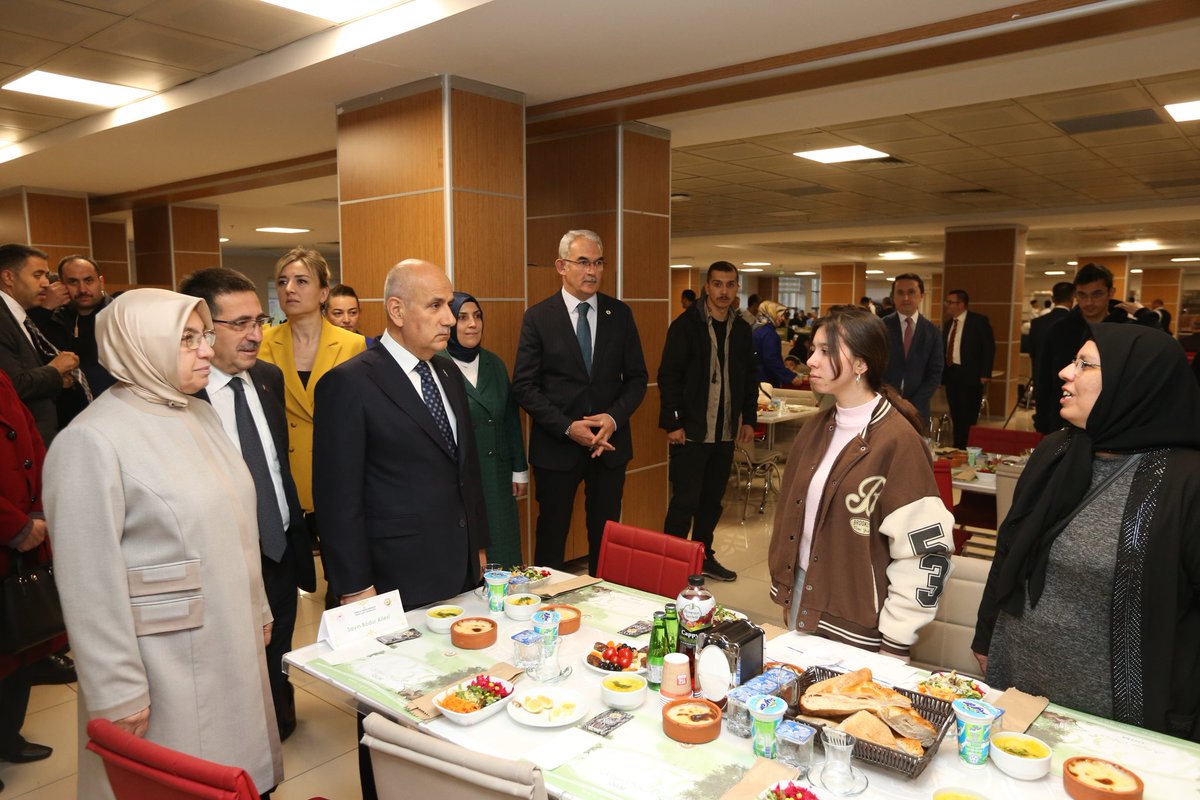OGMgovtr's tweet photo. Sosyal tesislerimizde misafir ettiğimiz depremden etkilenen vatandaşlarımızla iftar için bir araya geldik.

Yüreğimizi yakan bu büyük felaketin izlerini hep beraber el ele atlatacağız. https://t.co/oc7g15Zcam