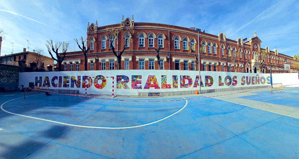 ColegioCaldeiro's tweet photo. Ya luce nuestro patio preparado para el LVII Cross Caldeiro (1966-2023). Algunos/as no pegarán ojo, pero mañana será un gran día y merecerá la pena su vigilia. #crosscaldeiro #cotarro @colegiosamigo https://t.co/kWTevKVBGc