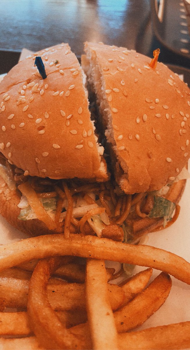 TummyCooking's tweet photo. Hey Foodies!! Have you tried this Indian Style Burger with Fries? It’s ultimately delicious 😋. Ping for the best restaurants 😎😶‍🌫️ https://t.co/MAPwX1FCNe
