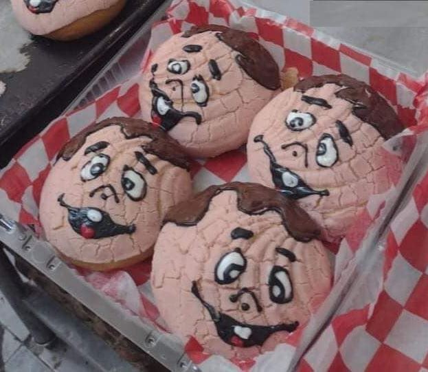 yafmveracruz's tweet photo. 👉 #Viral | Chabelo se nos fue, pero volvió ¡en forma de concha! 

La panadería "Kary", de Guadalajara, Jalisco, creó las #conchabelo en honor al actor y animador fallecido el 25 de marzo. https://t.co/EltOtw8XPA