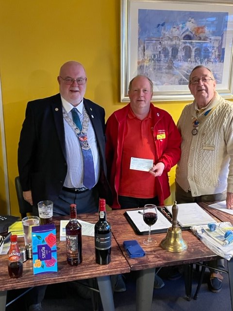 Chris Downton, Children With Cancer Fund - Polegate(centre) with DG Paul Frostick (left) & President Gordon Jenkins (right), presented with a cheque for £1,007 @CWCFPolegate @RotarySE1120