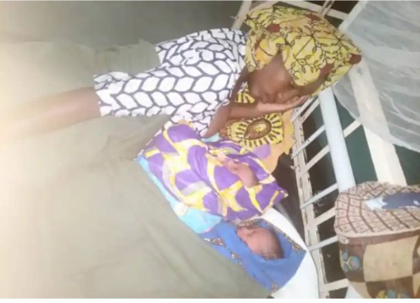 balezi_faustin's tweet photo. #Minova_Kalehe_Sud_Kivu
Une femme déplacée vivant dans les enceintes de L'E.P Umoja à Minova accouche des Jumeaux au C.S Minova. #Odette_Faustin Venue de Karuba manque tout et son Mari Faustin Sefishi a été opéré à l'HGR/Minova Il y a une semaine. 
Besoin d'une Aide urgente 🙏🙏 https://t.co/ycm0nnVOvC