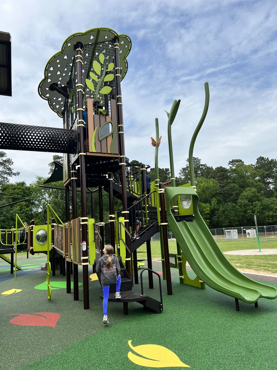 Beaudoin4th_EGE's tweet photo. More playground fun @HumbleISD_EGE @ElizabethFagen @HumbleISD @ege_Jackson #egeglows https://t.co/ZO1WrF1lv5