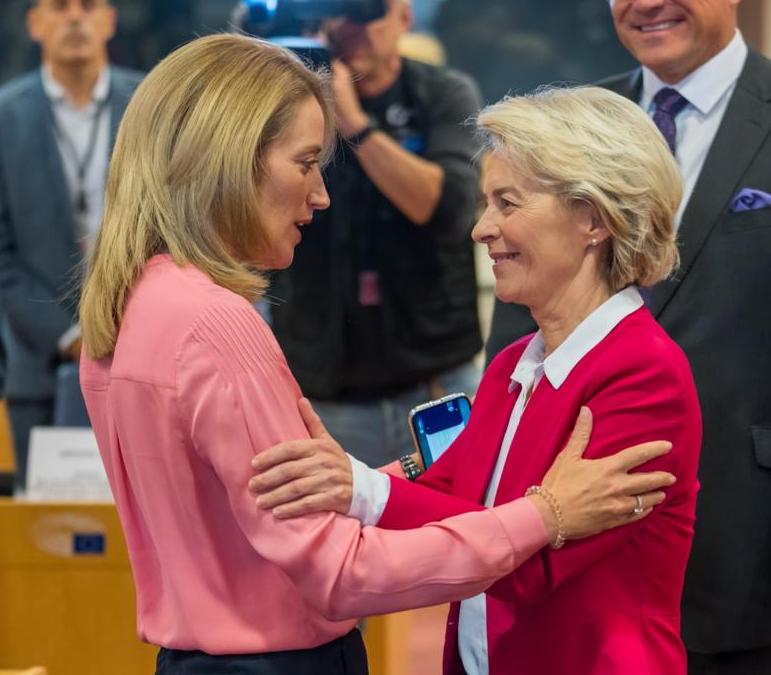 KiddoBea70's tweet photo. Il mandato di cattura contro Putin è L'IDEA PIÙ CRETINA della Storia universale. La 🇪🇺 è caduta così in basso che ci fa vergognare TUTTI. Metsola e V.der Leyern producono idee cretine. La classe dirigente della 🇪🇺 è un corpo in DECOMPOSIZIONE
#Orsini 👍👍👏👏 https://t.co/oEpzYCQjx5