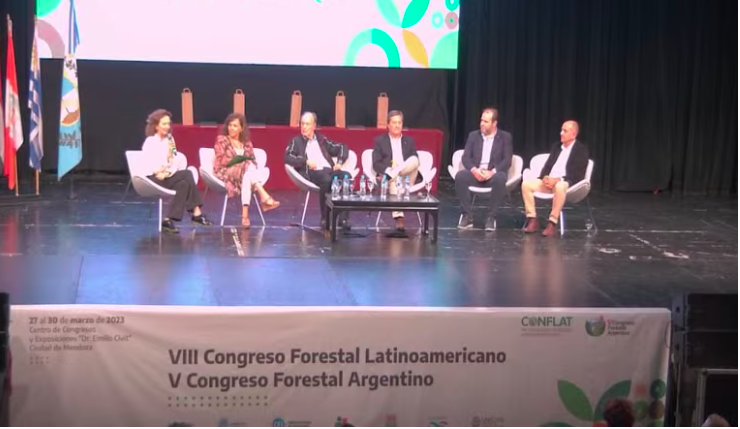 cormachile's tweet photo. 📌#AHORA Victoria Saud, gerente de CORMA, participa del cierre del  VIII CONFLAT y V Congreso Forestal Argentino, en donde presentó el proyecto #MásMujer, que busca aumentar la participación femenina en el sector forestal chileno.
Sigue la transmisión👉 https://t.co/RXcopmLWqp https://t.co/WwWDN9TT0G