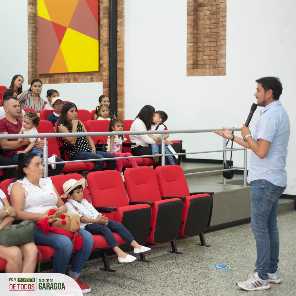 GaragoaAlcaldia's tweet photo. Esta Sudaderas entregadas por COMFABOY brindan comodidad a cada unos de los niños y niñas beneficiarios del programa y fortalecen el vinculo institucional para seguir con el apoyo a 60 familias del municipio de Garagoa

#GaragoaSomosTodos
#COMFABOY
#PrimeraInfancia https://t.co/YaAoLPS6lQ