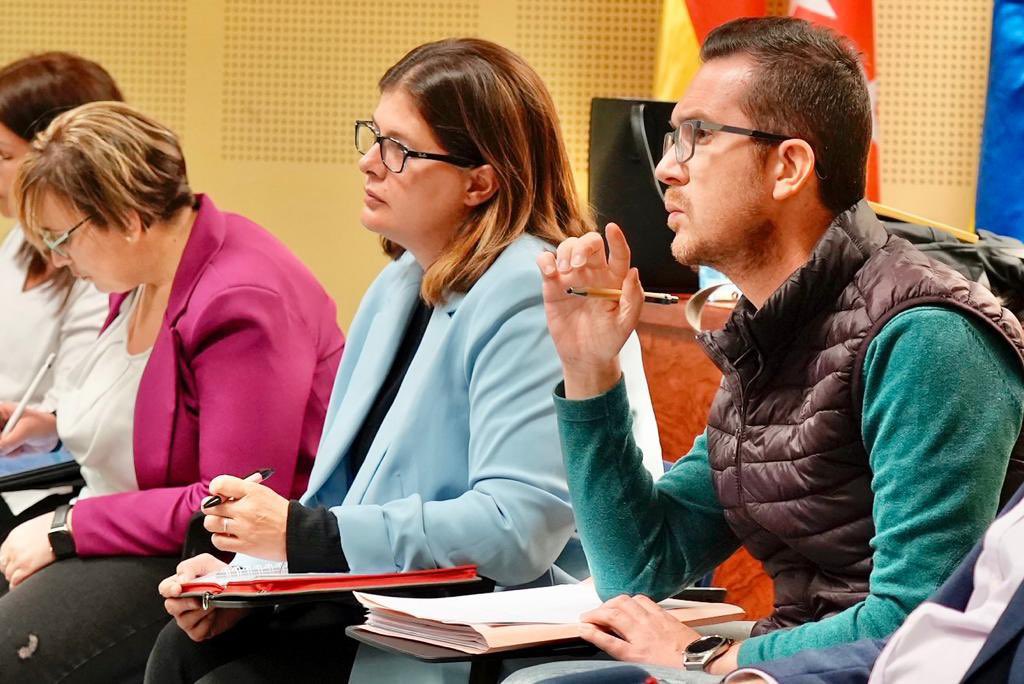 AytoMostoles's tweet photo. Conversamos con l@s vecin@s del Distrito Centro sobre las necesidades de sus barrios y sus propuestas para mejorarlos. Junt@s hacemos de #Móstoles el #MóstolesComoNuevo que merecemos. https://t.co/iDdqpuCKkp