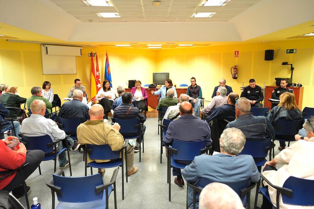 AytoMostoles's tweet photo. Conversamos con l@s vecin@s del Distrito Centro sobre las necesidades de sus barrios y sus propuestas para mejorarlos. Junt@s hacemos de #Móstoles el #MóstolesComoNuevo que merecemos. https://t.co/iDdqpuCKkp