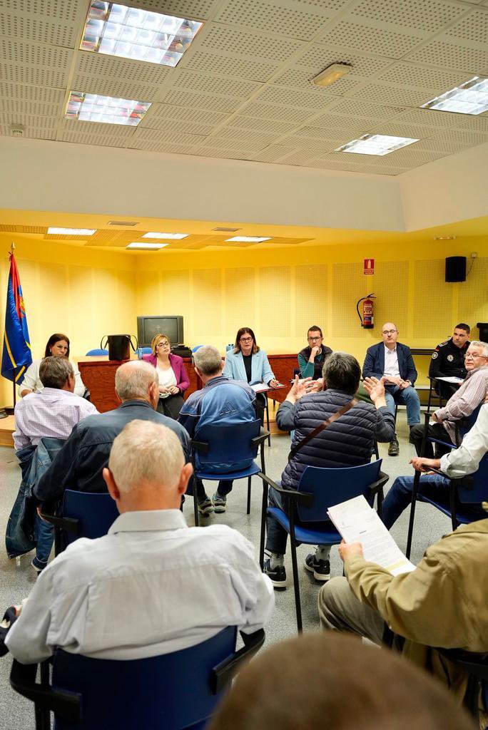 AytoMostoles's tweet photo. Conversamos con l@s vecin@s del Distrito Centro sobre las necesidades de sus barrios y sus propuestas para mejorarlos. Junt@s hacemos de #Móstoles el #MóstolesComoNuevo que merecemos. https://t.co/iDdqpuCKkp