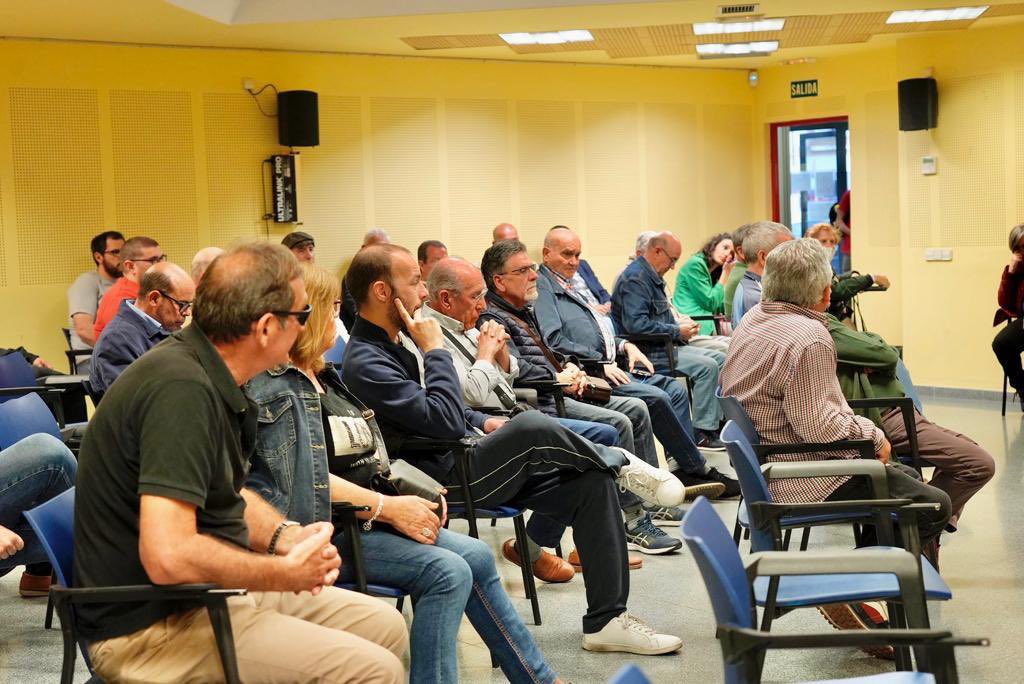 AytoMostoles's tweet photo. Conversamos con l@s vecin@s del Distrito Centro sobre las necesidades de sus barrios y sus propuestas para mejorarlos. Junt@s hacemos de #Móstoles el #MóstolesComoNuevo que merecemos. https://t.co/iDdqpuCKkp