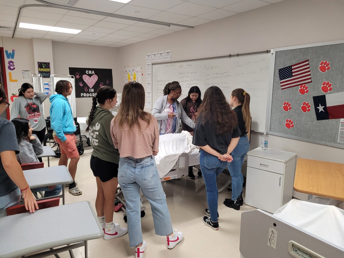 SHSHealthcare1's tweet photo. CNA students working with Lone Star instructor, Mrs. Sumpter, in EKG class. @SplendoraISD @SplendoraHigh @SplendoraCTE https://t.co/9sPlpyF9W9