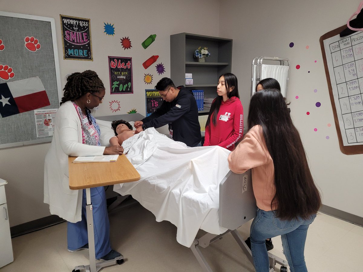 SHSHealthcare1's tweet photo. CNA students working with Lone Star instructor, Mrs. Sumpter, in EKG class. @SplendoraISD @SplendoraHigh @SplendoraCTE https://t.co/9sPlpyF9W9