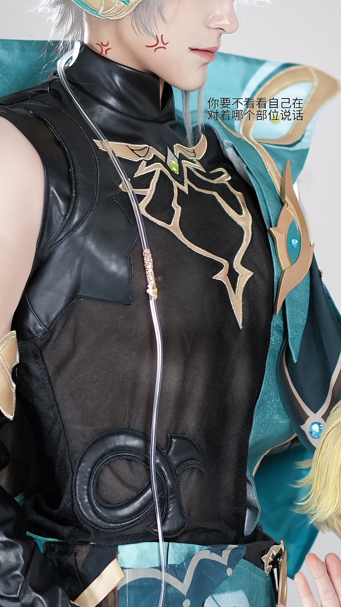 Suewine_'s tweet photo. Al-Haitham X Kaveh 💛#原神 #Genshin_Impact #genshinimpact #kaveh #Alhaitham #cosplay #GenshinImpactcosplay 
虽然很生气但…
“小海森你今晚有空吗？（我刚交完论文今天很闲哦）”
“卡维…你*！（你要不要看看自己在对着那个部位说话）
Kaveh：me
Alhaitham：@ikrae13 
图片参考：东海鱼王三太子 https://t.co/IqbwHaYBgP
