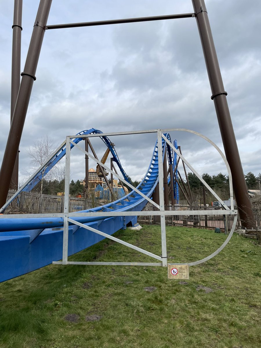 🏗️ In Avalon wordt druk gebouwd aan 4 nieuwe attracties. Zo ook ín de helix van Fēnix. Daarom kon iedereen vandaag een kijkje nemen onder de baan tijdens de  ‘Behind the Fence Tour’. Wat is Fēnix toch gigantisch gaaf! 🔥 #Toverland