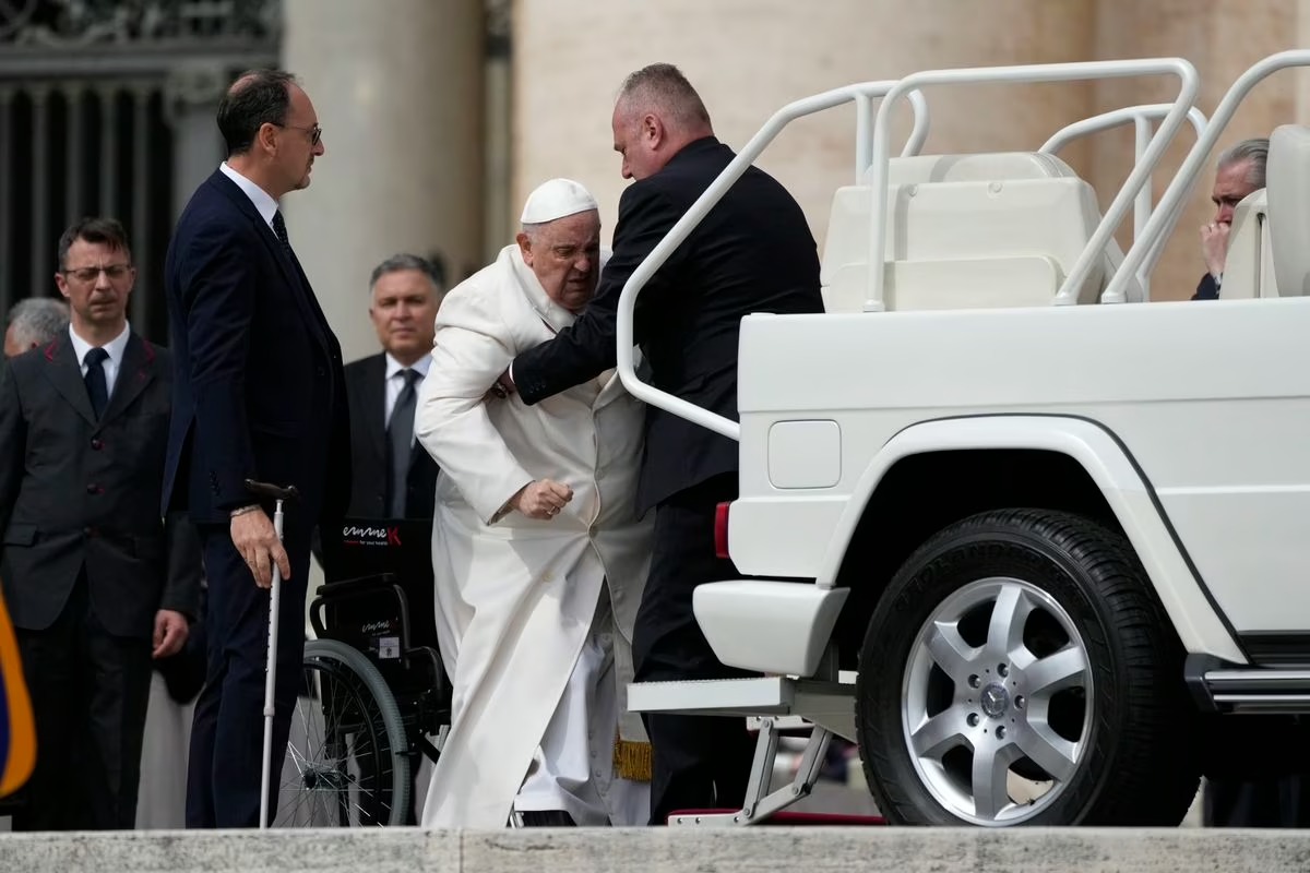youcanbe6362's tweet photo. Papa Francisco é internado em hospital da Roma para tratar infecção respiratória. https://t.co/rTaYBwG6dO