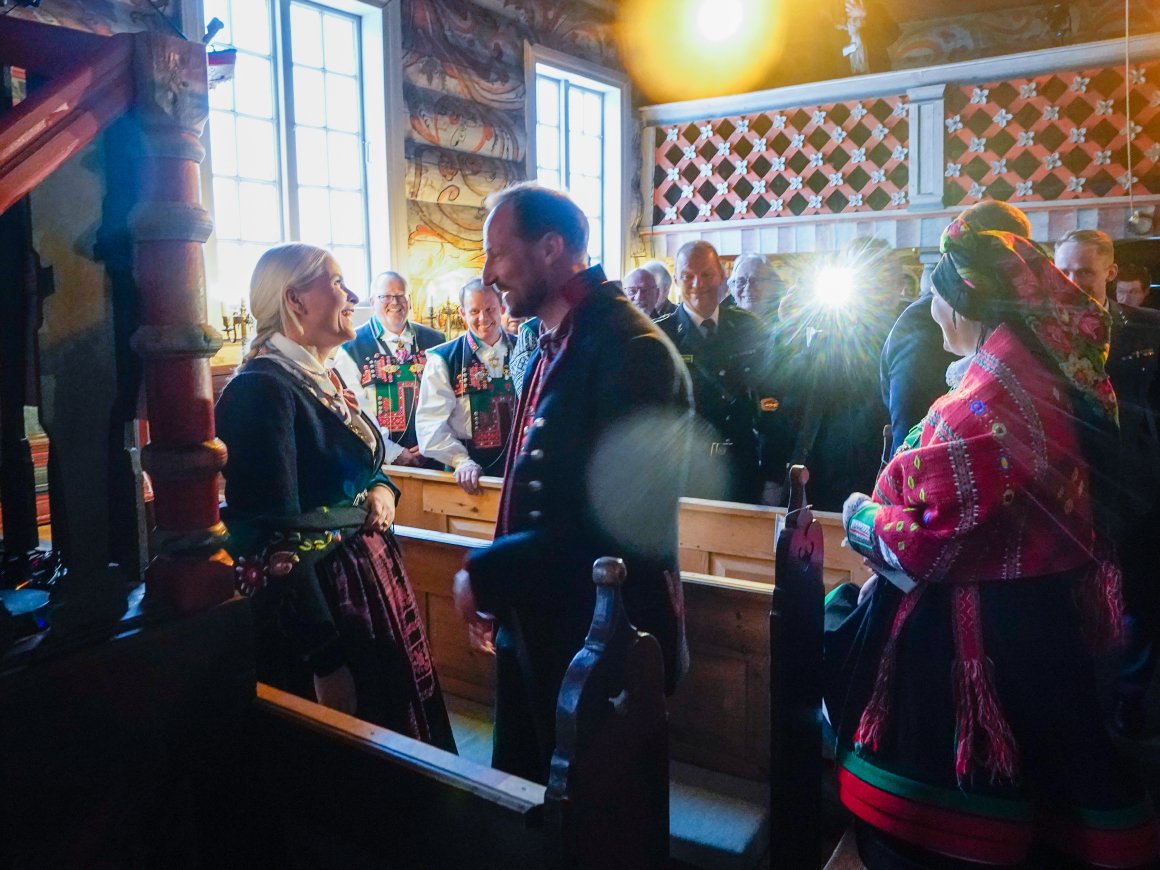 Tonight Crown Prince Haakon and Crown Princess Mette - Marit experienced a musical heritage from Setesdal in Bykle old church - a musical tradition that was inscribed on UNESCO's list of the world's intangible cultural heritage in 2019.

📸Lise Åserud // NTB