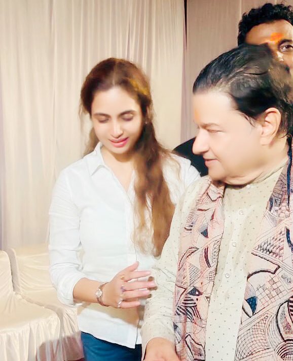 Let us be grateful to the people who make us happy, they are charming gardeners who make our souls blossom. Be mindful, grateful, positive, most importantly be yourselves. Pursue what catches your heart, not what catches your eyes 👀 Walk as if you are kissing the Earth, snooze😴