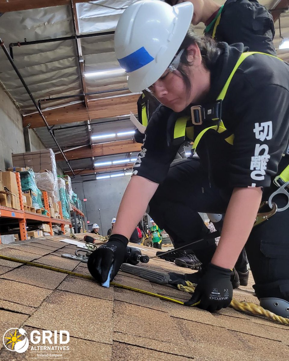 ✅First Clean Tech Training Center visit with Desert Hot Springs HS REAL Academy complete! ✨"It's a full circle moment seeing our students on the mock roof -you can see their excitement as they put classroom and hands-on experience together.✨ -Jailene, Workforce Dev. Fellow