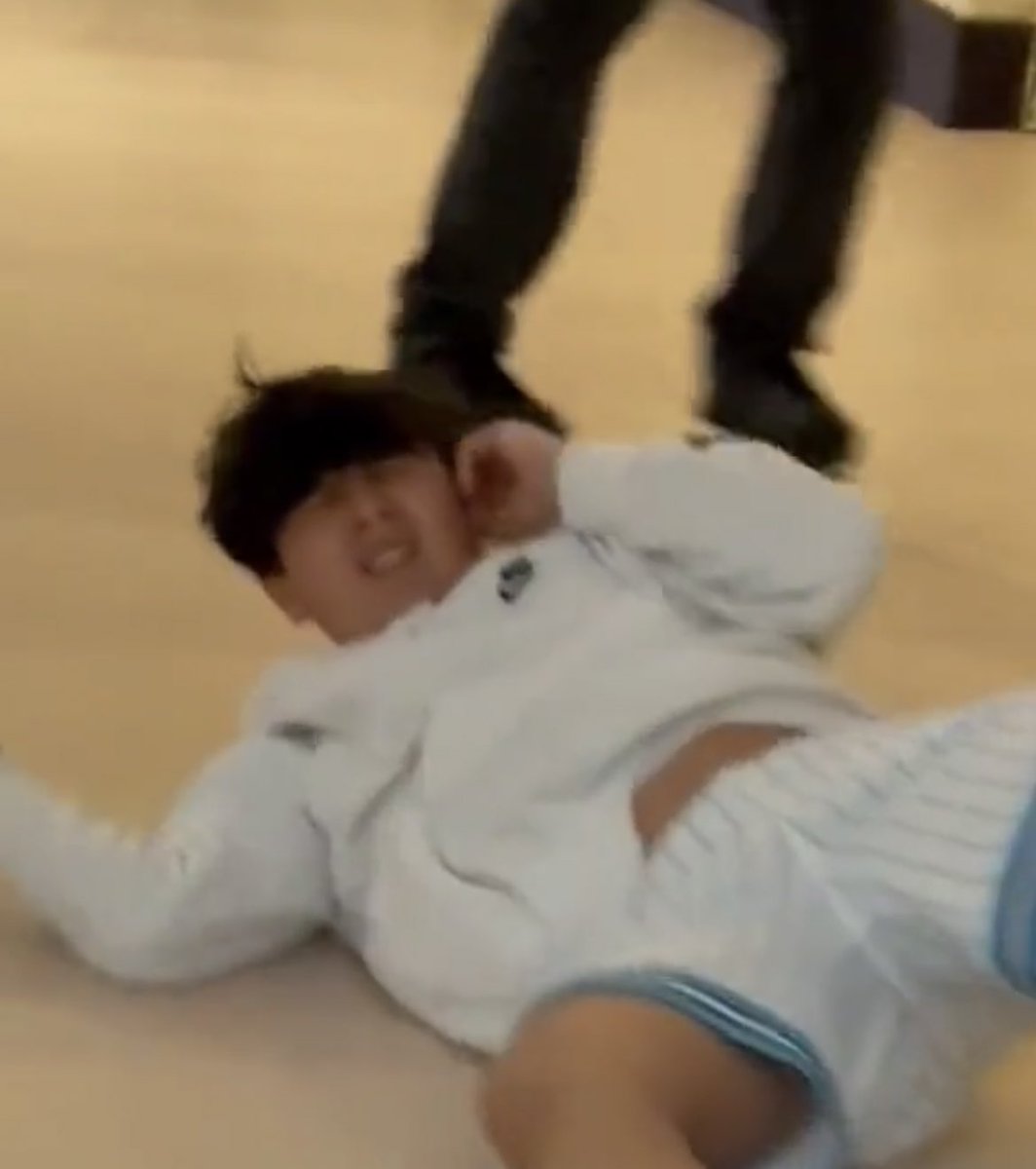 Adamantium19897's tweet image. The camera man was like