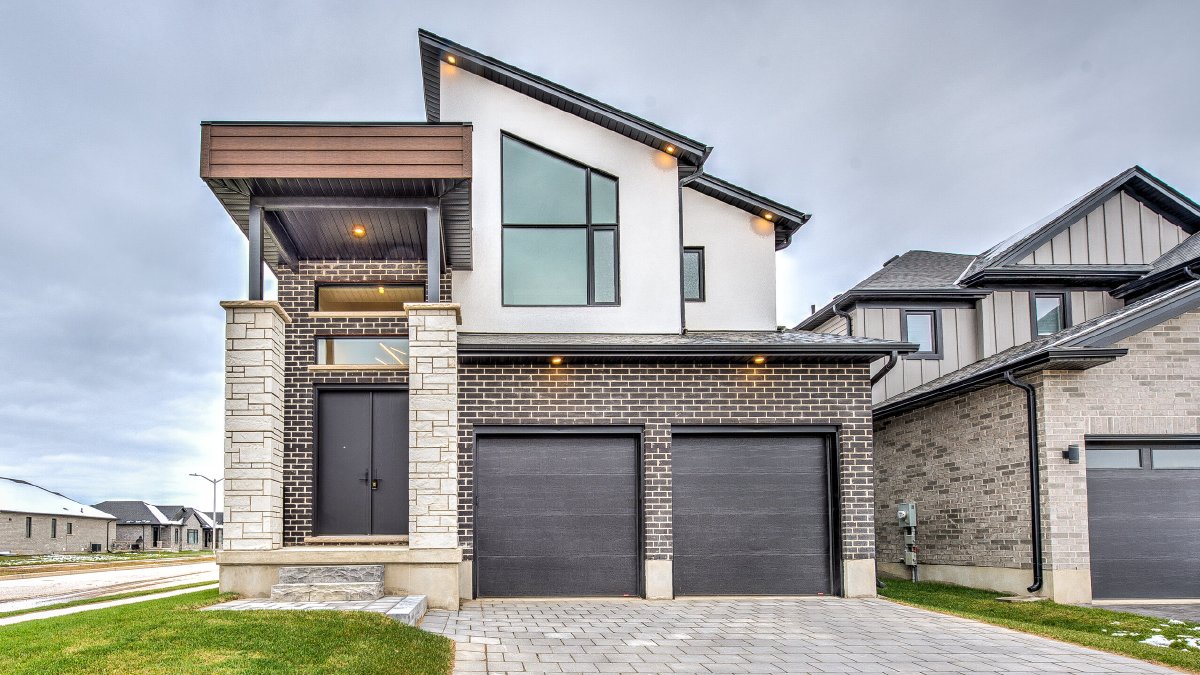 We're not only focusing on the inside of your home, the exterior of your home is important too! This new custom build we completed is one of our favourite modern exteriors.

#modernhomes #modernexterior #customhomes #customhomebuilder #homedesign
