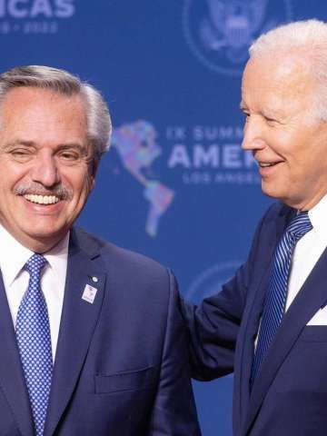 jesusescobarnqn's tweet photo. 👉🏽Alberto fue a pedir ayuda a Biden. Como si los EEUU fueran amigos nuestros y no tuvieran nada que ver en el acuerdo con el FMI que nos viene destruyendo, ajuste tras ajuste.
👉🏽Gobierno arrodillado ante los yanquis el de Alberto Fernandez. https://t.co/qdQE56FH1O
