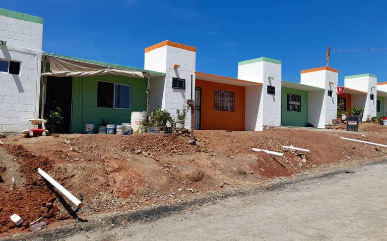 observatoriomzt's tweet photo. 🛖 #CVive es un Frac., en #Mazatlán que alberga familias desplazadas del sur de #Sinaloa. Poco a poco ha crecido debido a la situación histórica de violencia y fuentes de empleo.

El @sinaloagobmx abrió #LicitaciónPública para el proyecto de electrificación. Van 5.3 mdp. https://t.co/sZhF0fQgxg