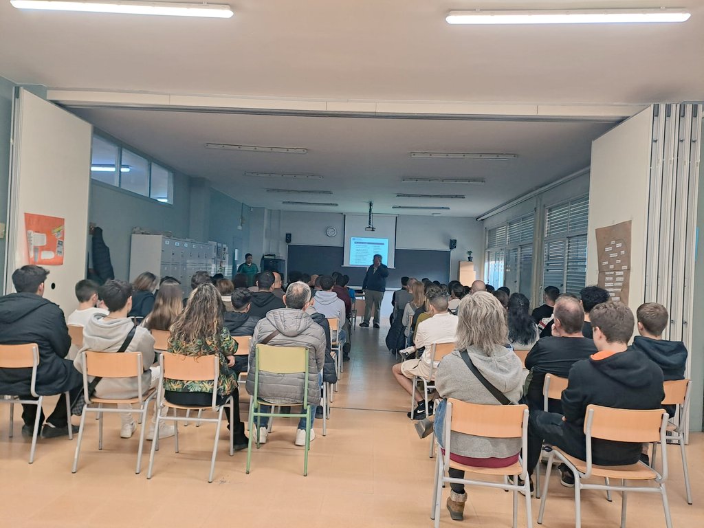 EspriuSalt's tweet photo. Aquest vespre més de 150 persones han vingut a conèixer el nostre centre @EspriuSalt i informar-se dels Cicles de Formació Professional de Grau Mitjà que impartim: #GUIAMN, #SMX i #Jardineria. Gràcies per l'assistència i fins ben aviat! #SomriuEspriu https://t.co/17sQhXHOZ5