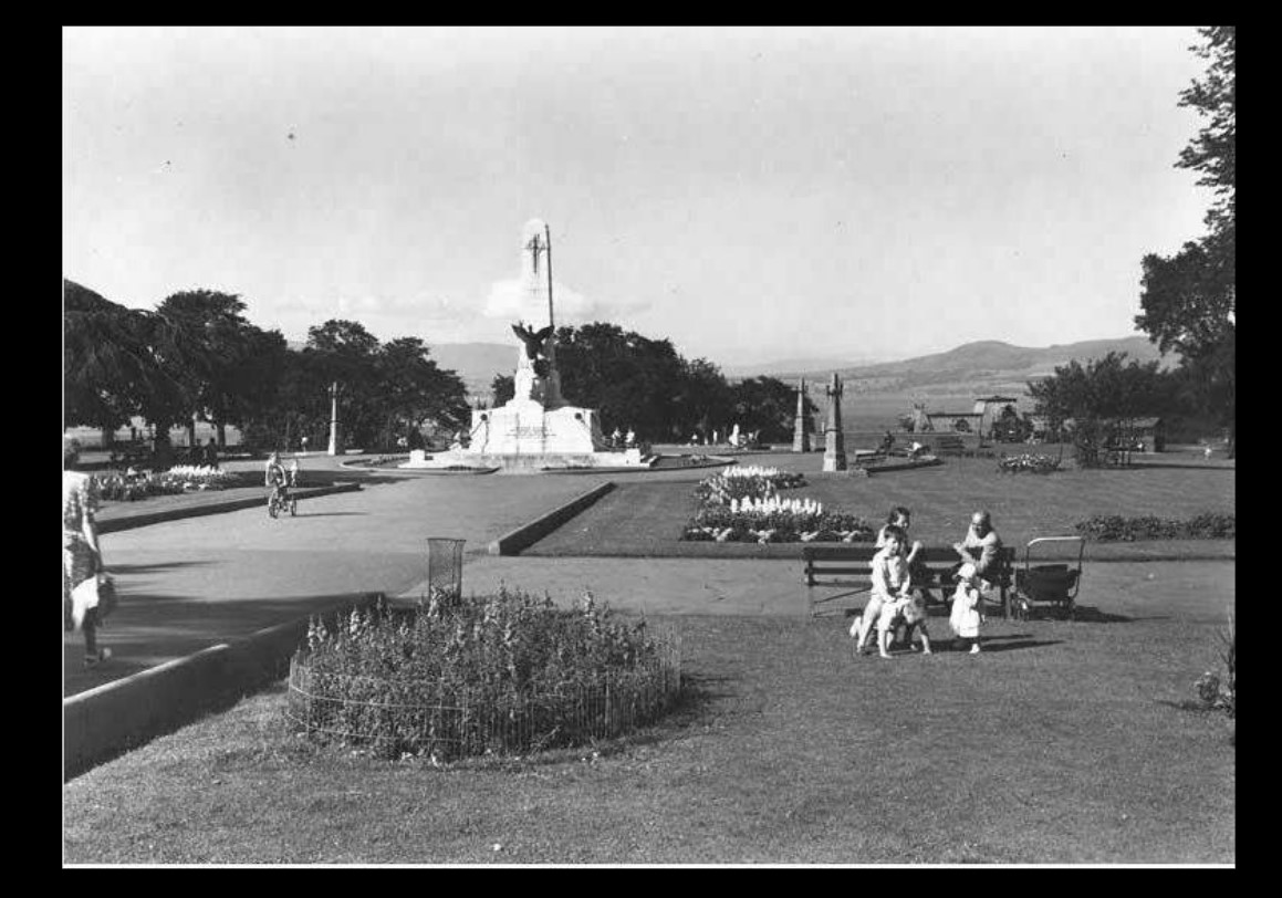 GreenockLassie's tweet photo. #GreenockSocialHistory #Wellpark 

Wellpark, Greenock, 29 March 1956

More here https://t.co/QpzZr7jwQf https://t.co/vePjc6u3w1