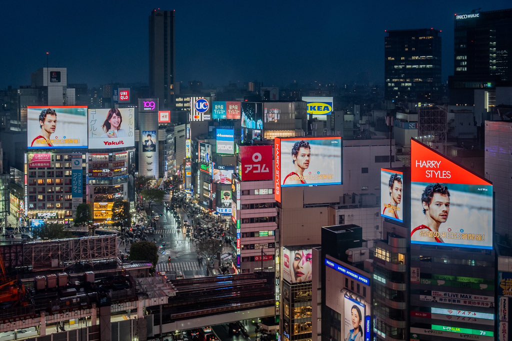 harryupdates__'s tweet photo. 東京の広告にたくさんのHarryが登場していたようです🫣🤍

(写真:@JoshuaMellin https://t.co/BPOvX07Ctw