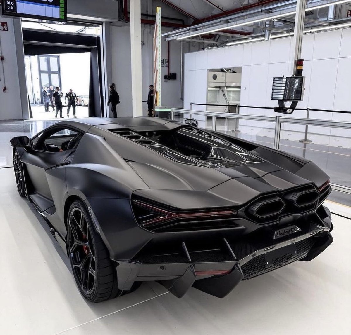 carpxrnpicx's tweet photo. Brand new 2024 Lamborghini Revuelto https://t.co/rsGOlMVzPz