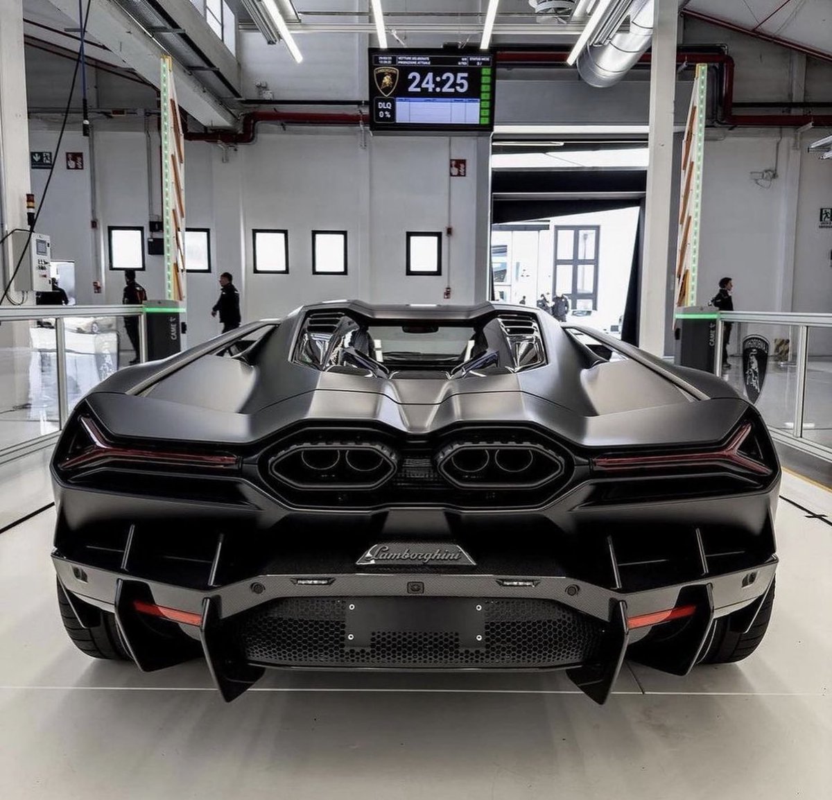 carpxrnpicx's tweet photo. Brand new 2024 Lamborghini Revuelto https://t.co/rsGOlMVzPz