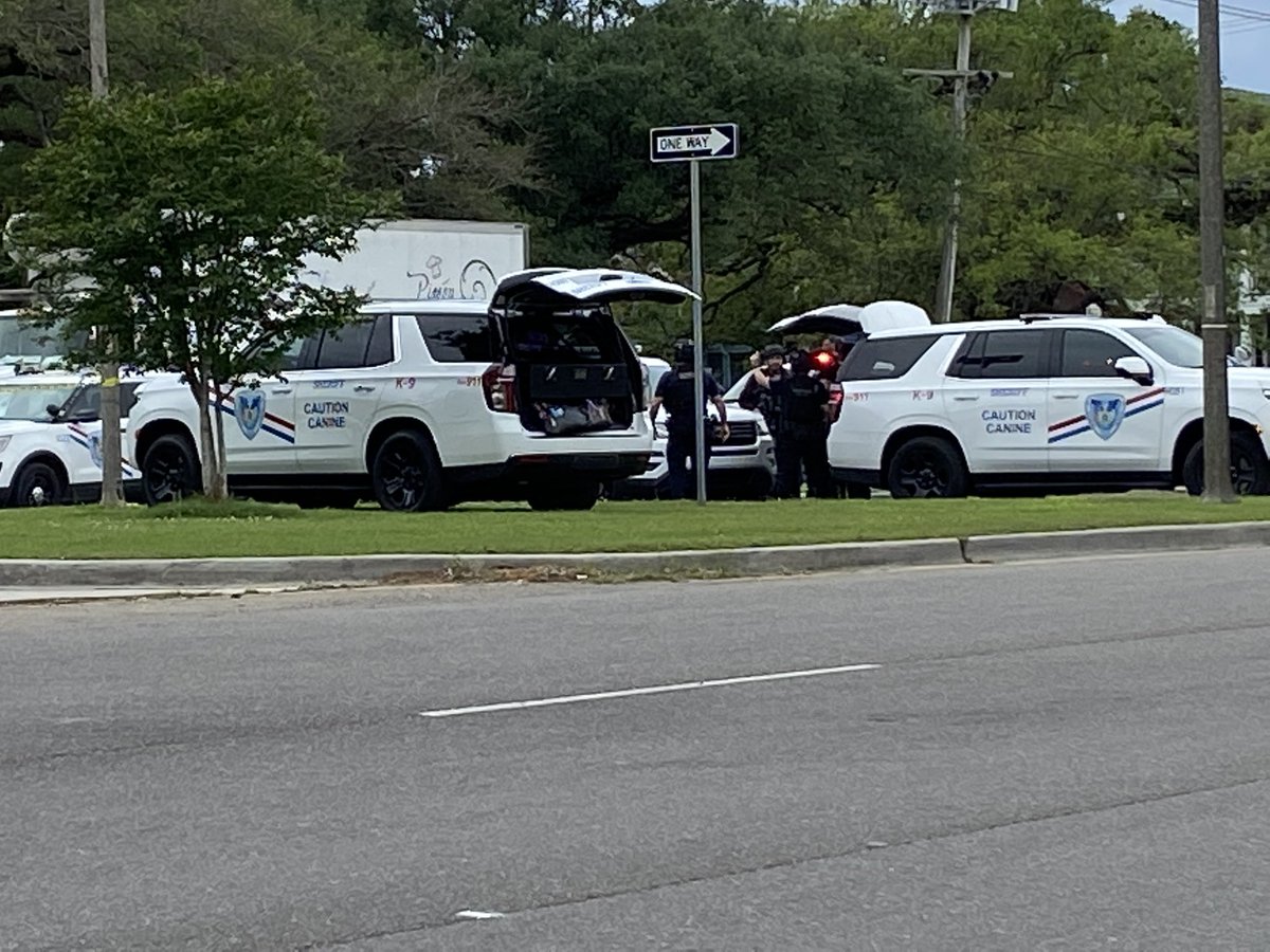 DavidJonesTV's tweet photo. Active search for suspect following stolen vehicle pursuit, S. Claiborne and S. Carrollton. Two suspects in custody, NOPD assisting JPSO in search. @FOX8NOLA https://t.co/aDZvwKwI1D