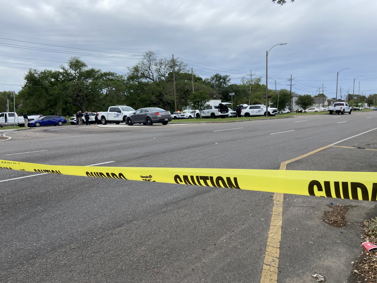 DavidJonesTV's tweet photo. Active search for suspect following stolen vehicle pursuit, S. Claiborne and S. Carrollton. Two suspects in custody, NOPD assisting JPSO in search. @FOX8NOLA https://t.co/aDZvwKwI1D