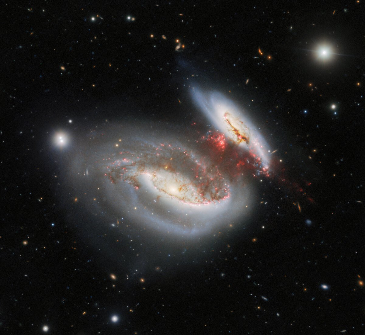 NOIRLabAstro's tweet photo. Cosmic Collision! 🌌 Astronomers using the @GeminiObs North telescope captured this dazzling image of UGC 12914 and UGC 12915, which are nicknamed the Taffy Galaxies. https://t.co/p0JFnVWyTK https://t.co/eswtlzkfsU
